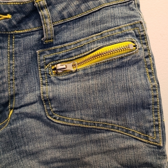 Y2K Crest Jeans Denim Shorts Jorts Yellow Stiching Size 9/10 Juniors EUC - Picture 2 of 8